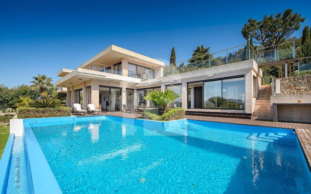 villa in Cannes : Modern 5 bedroom, 4 bathroom villa to rent in Cannes with sea views and care taker - Photo 0