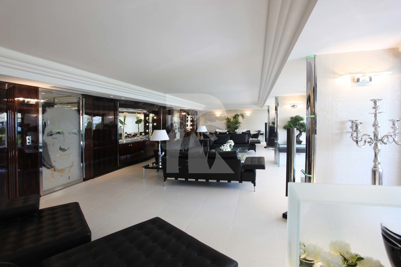 apartment in Cannes : Rent the Croisette's most stunning Penthouse with huge gardens and sea views - Photo 2