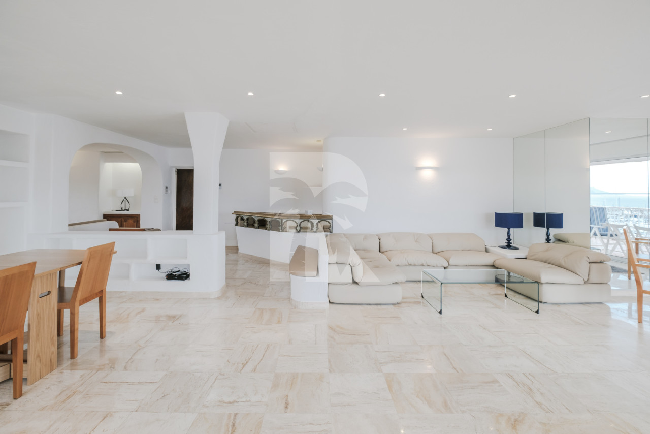 office in Cannes : Rent this huge office / event space located across the street from the Palais with sea view and spacious terrace.  Perfect for banners. - Photo 4