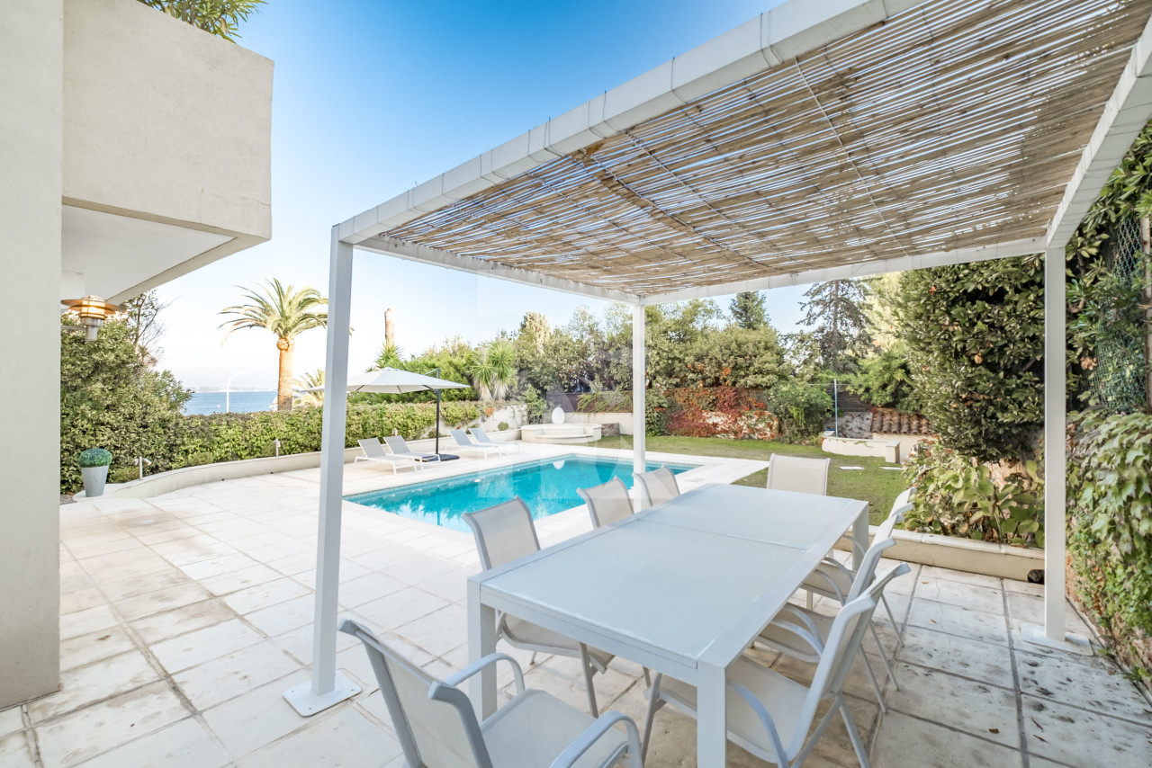 villa in Cannes : Rent incredible 8 bedroom villa a stones throw from the beaches and the Croisette in Cannes with gardens, sea view and pool - Photo 12