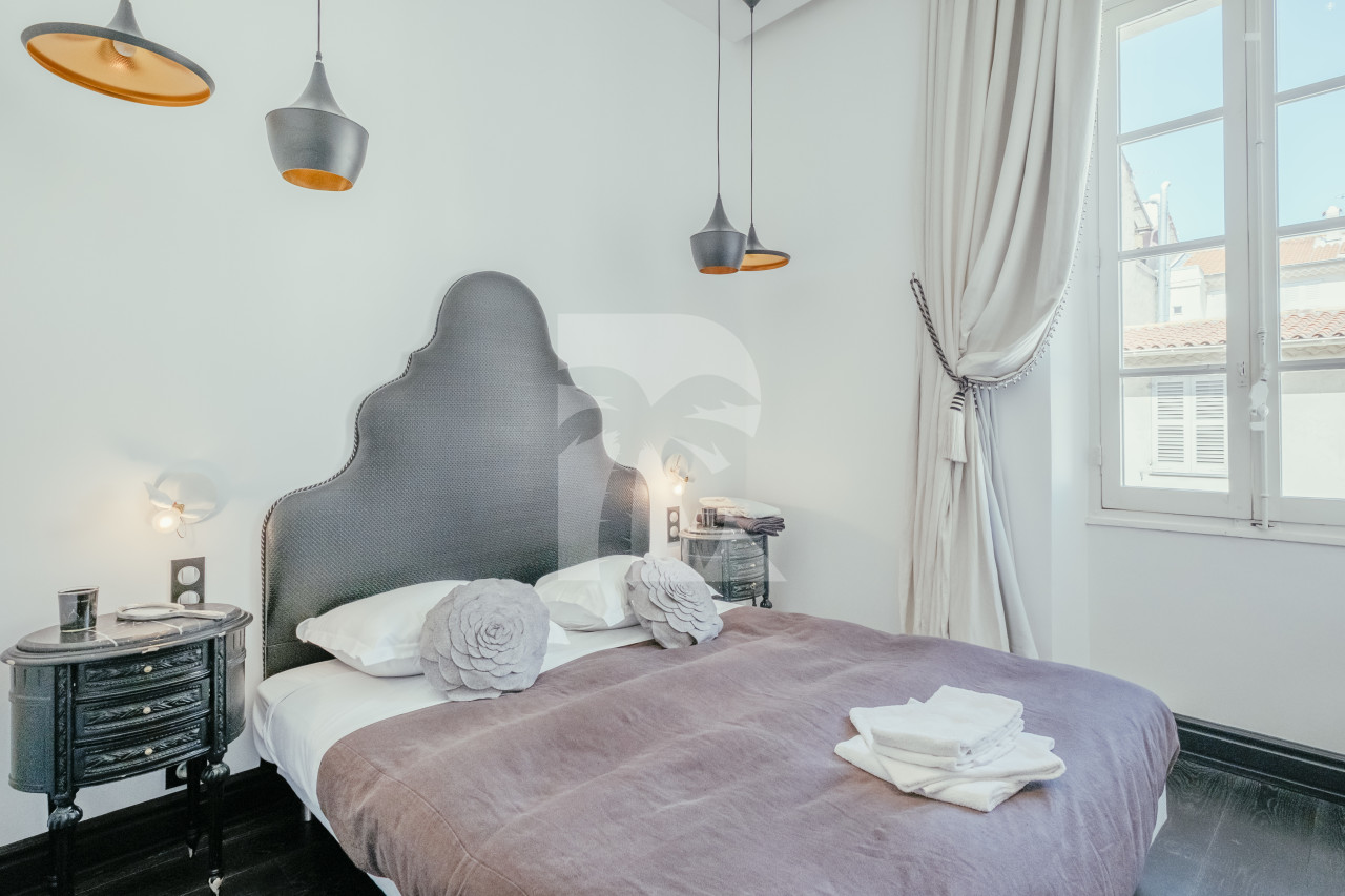 apartment in Cannes : Rent stunning 3 bedroom apartment located in the heart of Cannes across the street from the Palais and the port, close to the beaches of Cannes - Photo 9