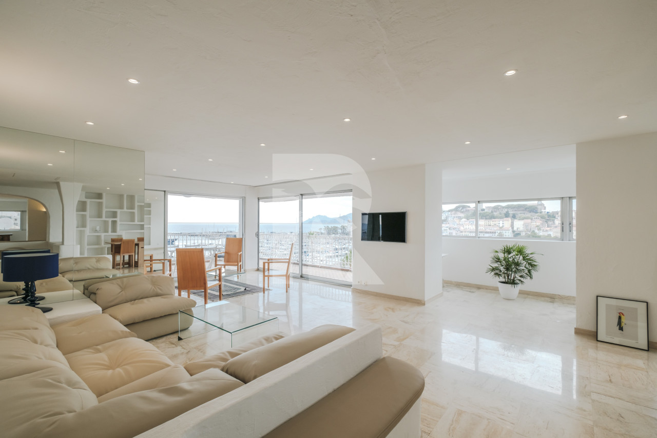 office in Cannes : Rent this huge office / event space located across the street from the Palais with sea view and spacious terrace.  Perfect for banners. - Photo 7