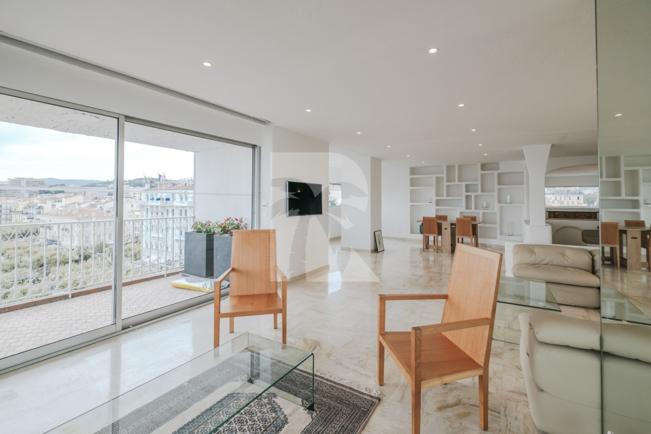 office in Cannes : Rent this huge office / event space located across the street from the Palais with sea view and spacious terrace.  Perfect for banners. - Photo 11