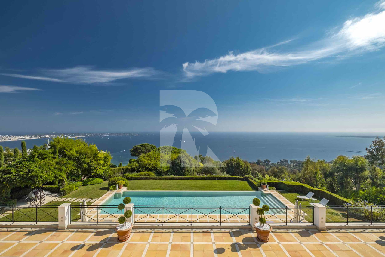 villa in Cannes : Rent Majestic 10 bedroom villa with enormous grounds located in the hills of Cannes - Photo 2