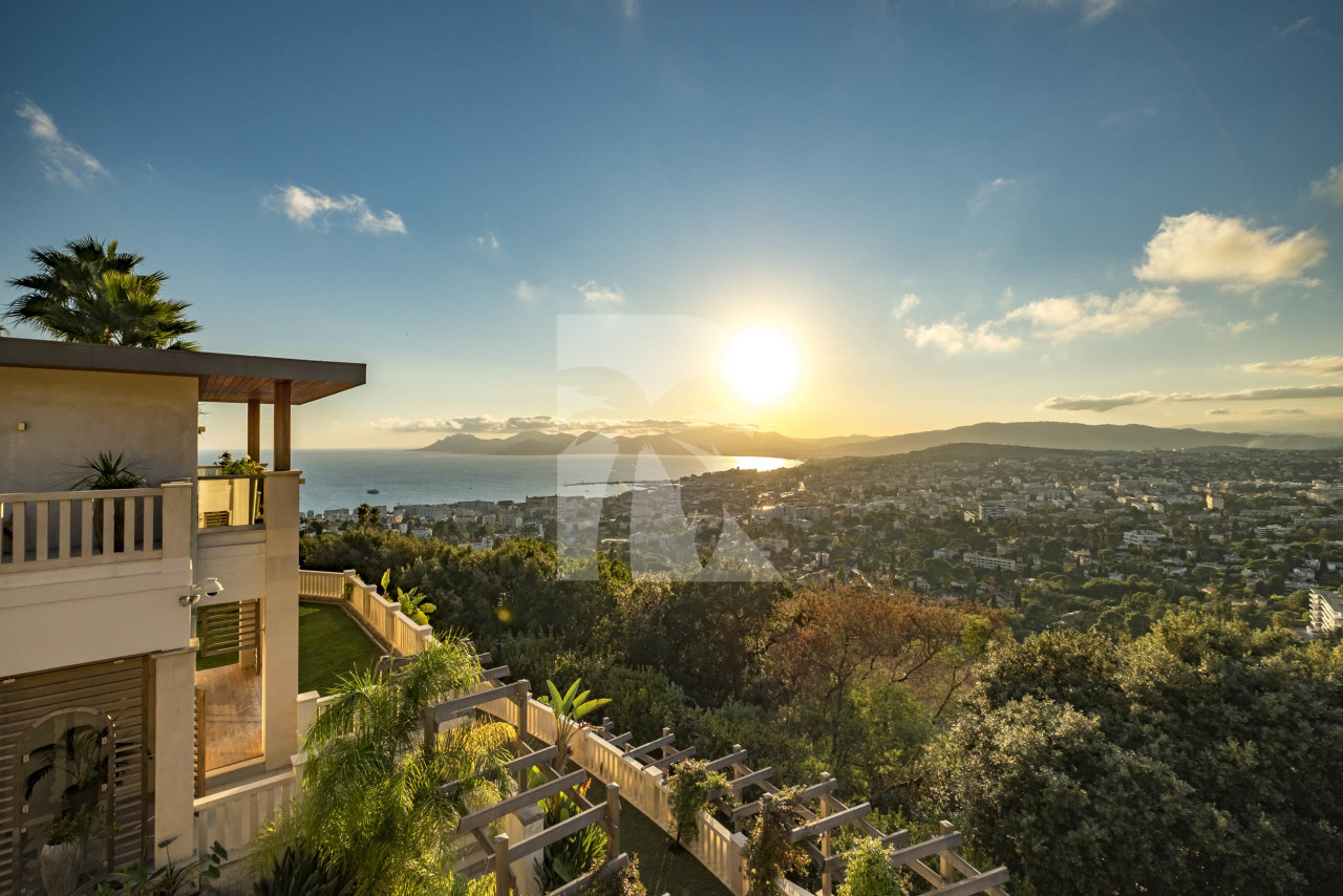 villa in Cannes : Rent Southern Europes most exclusive and stunning villa with 9 bedrooms, panoramic sea views and the height of Luxury - Photo 11