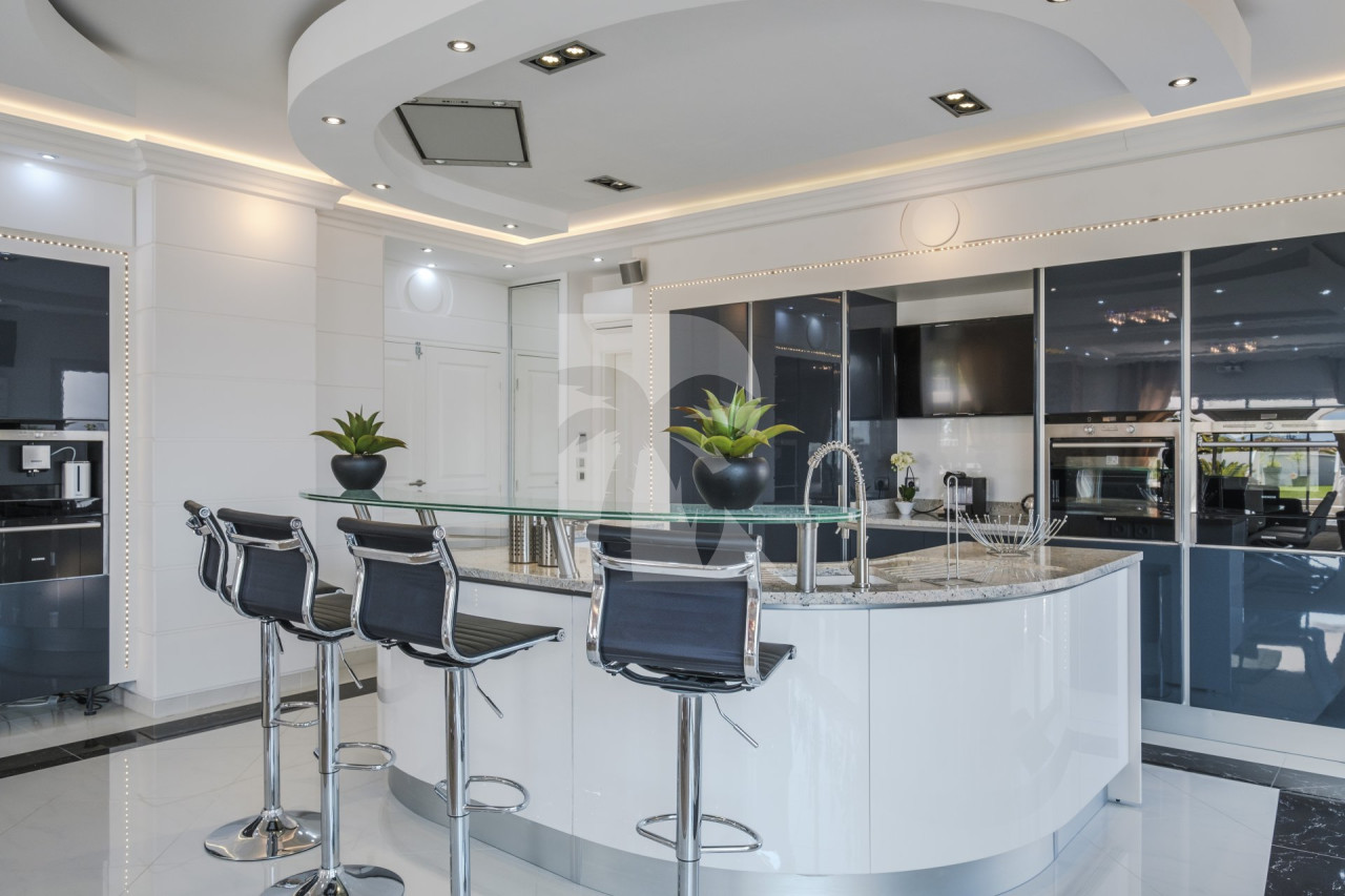 apartment in Cannes : Rent Penthouse in prestigious newly built private Residence a short walk to the rue d'Antibes and the Croisette with huge roof terrace - Photo 5