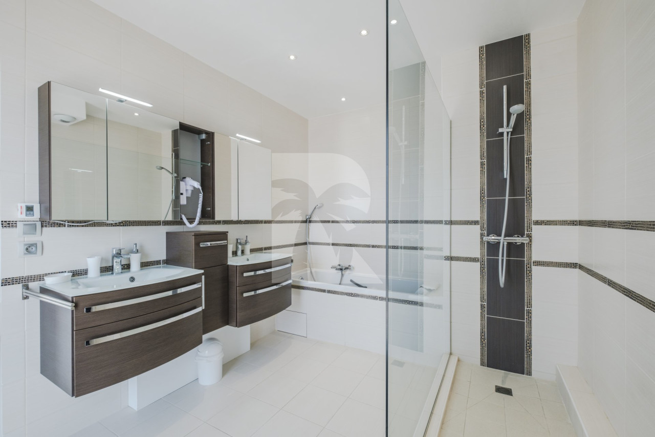 apartment in Cannes : Rent Penthouse in prestigious newly built private Residence a short walk to the rue d'Antibes and the Croisette with huge roof terrace - Photo 10