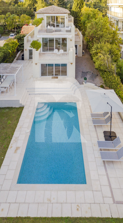 villa in Cannes : Rent incredible 8 bedroom villa a stones throw from the beaches and the Croisette in Cannes with gardens, sea view and pool - Photo 8