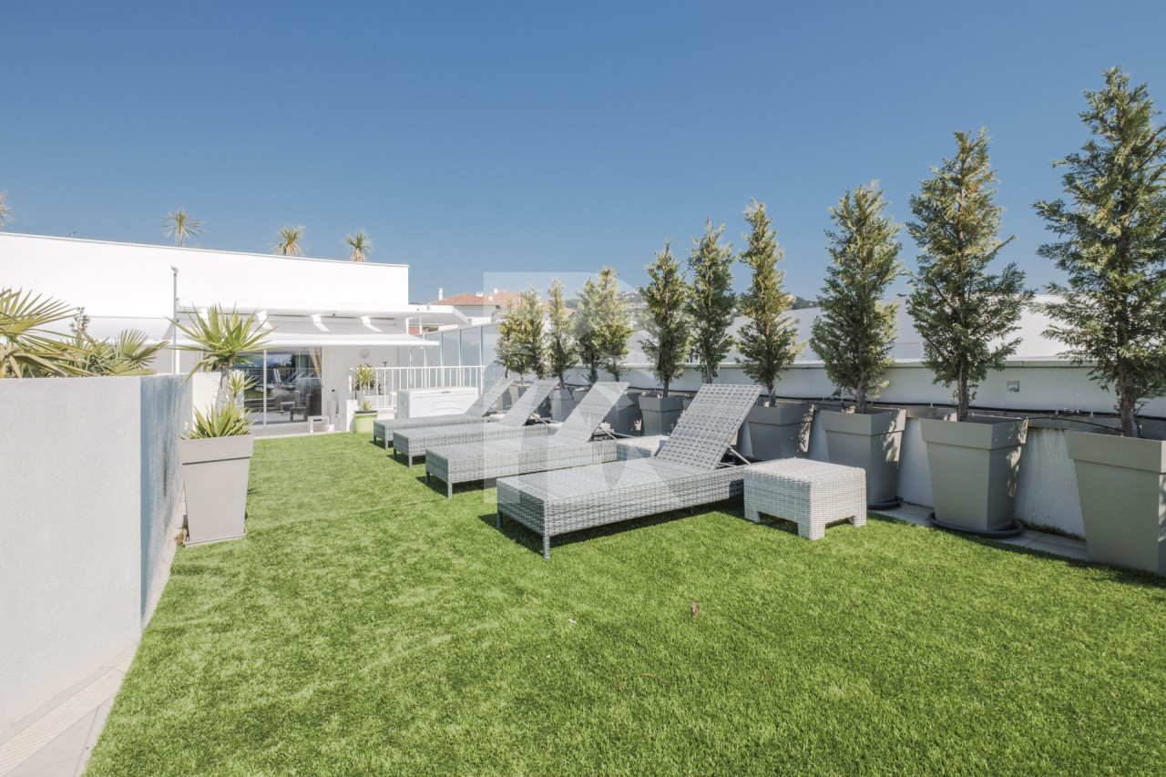 apartment in Cannes : Rent Penthouse in prestigious newly built private Residence a short walk to the rue d'Antibes and the Croisette with huge roof terrace - Photo 0