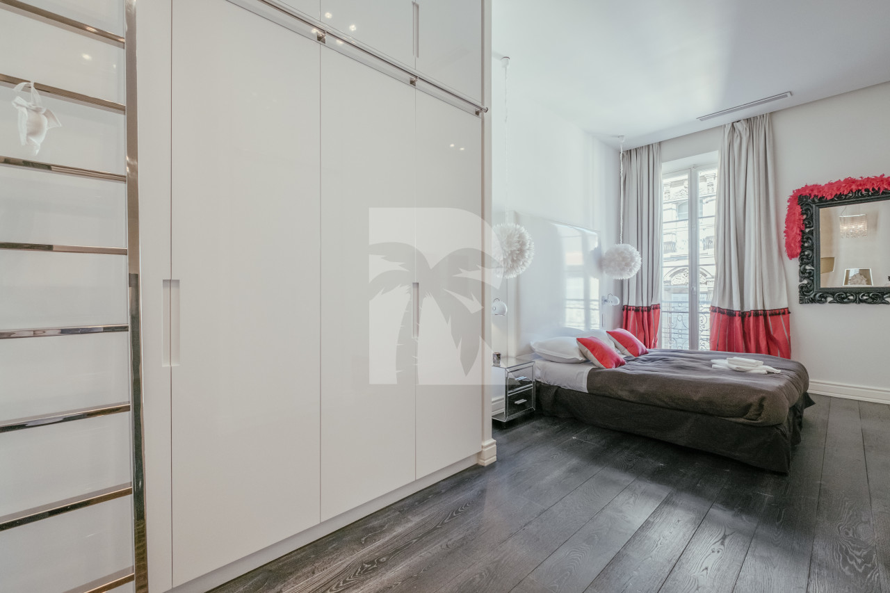 apartment in Cannes : Rent stunning 3 bedroom apartment located in the heart of Cannes across the street from the Palais and the port, close to the beaches of Cannes - Photo 7