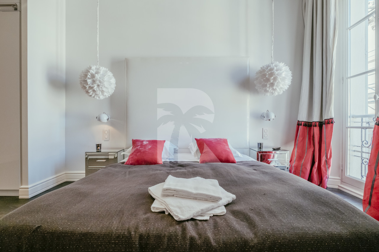 apartment in Cannes : Rent stunning 3 bedroom apartment located in the heart of Cannes across the street from the Palais and the port, close to the beaches of Cannes - Photo 3
