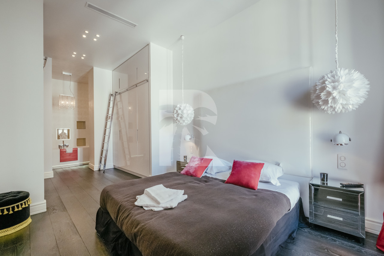 apartment in Cannes : Rent stunning 3 bedroom apartment located in the heart of Cannes across the street from the Palais and the port, close to the beaches of Cannes - Photo 1