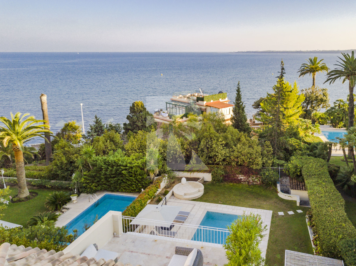 villa in Cannes : Rent incredible 8 bedroom villa a stones throw from the beaches and the Croisette in Cannes with gardens, sea view and pool - Photo 0