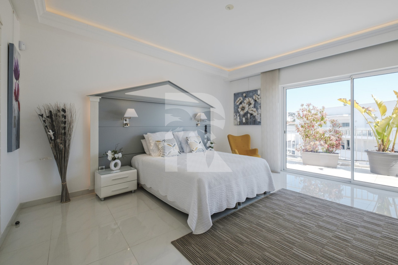 apartment in Cannes : Rent Penthouse in prestigious newly built private Residence a short walk to the rue d'Antibes and the Croisette with huge roof terrace - Photo 6