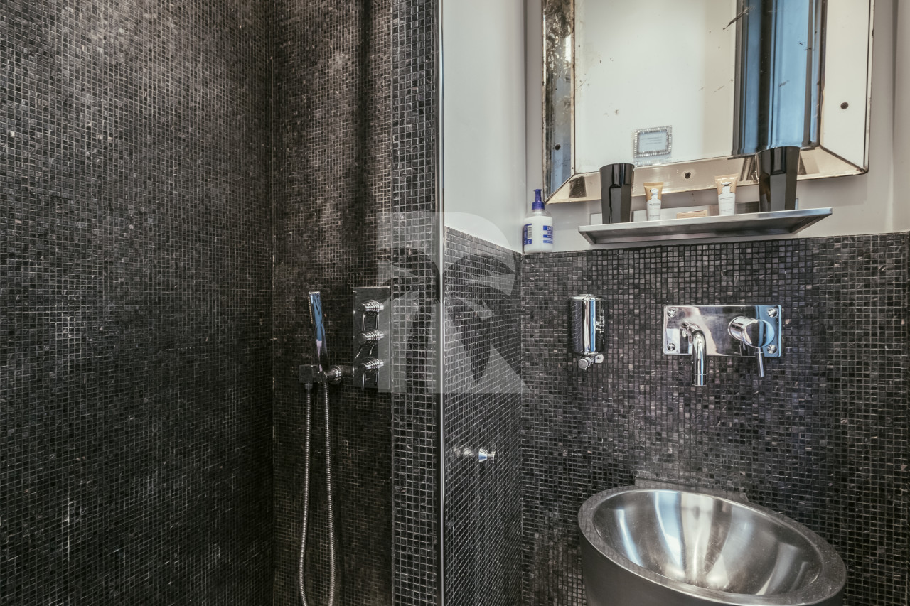 apartment in Cannes : Rent stunning 3 bedroom apartment located in the heart of Cannes across the street from the Palais and the port, close to the beaches of Cannes - Photo 8