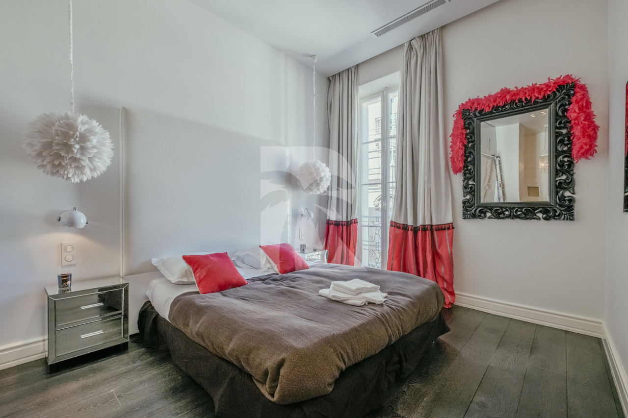 apartment in Cannes : Rent stunning 3 bedroom apartment located in the heart of Cannes across the street from the Palais and the port, close to the beaches of Cannes - Photo 0