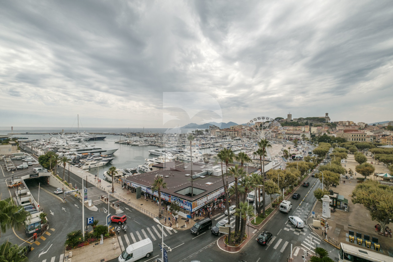 office in Cannes : Rent this huge office / event space located across the street from the Palais with sea view and spacious terrace.  Perfect for banners. - Photo 0
