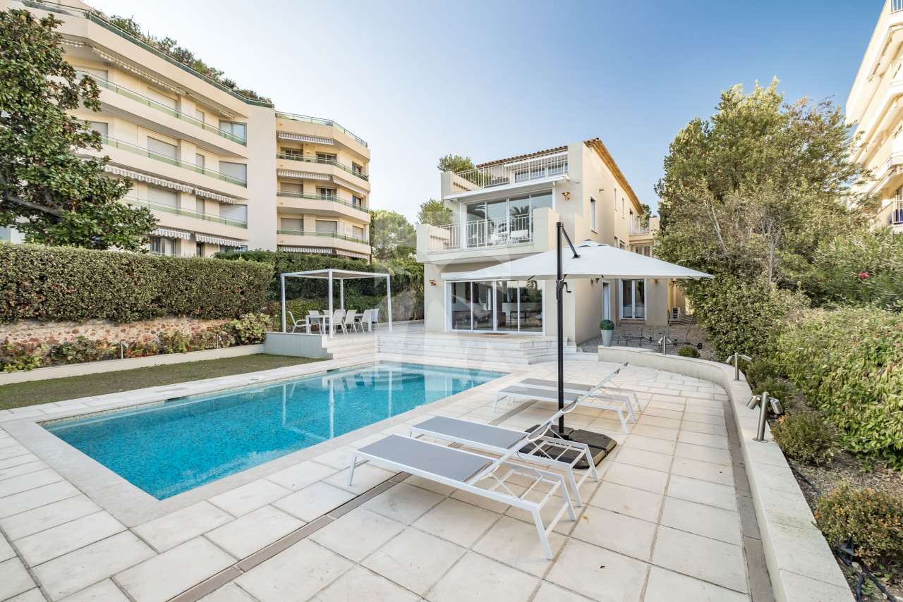 villa in Cannes : Rent incredible 8 bedroom villa a stones throw from the beaches and the Croisette in Cannes with gardens, sea view and pool - Photo 10