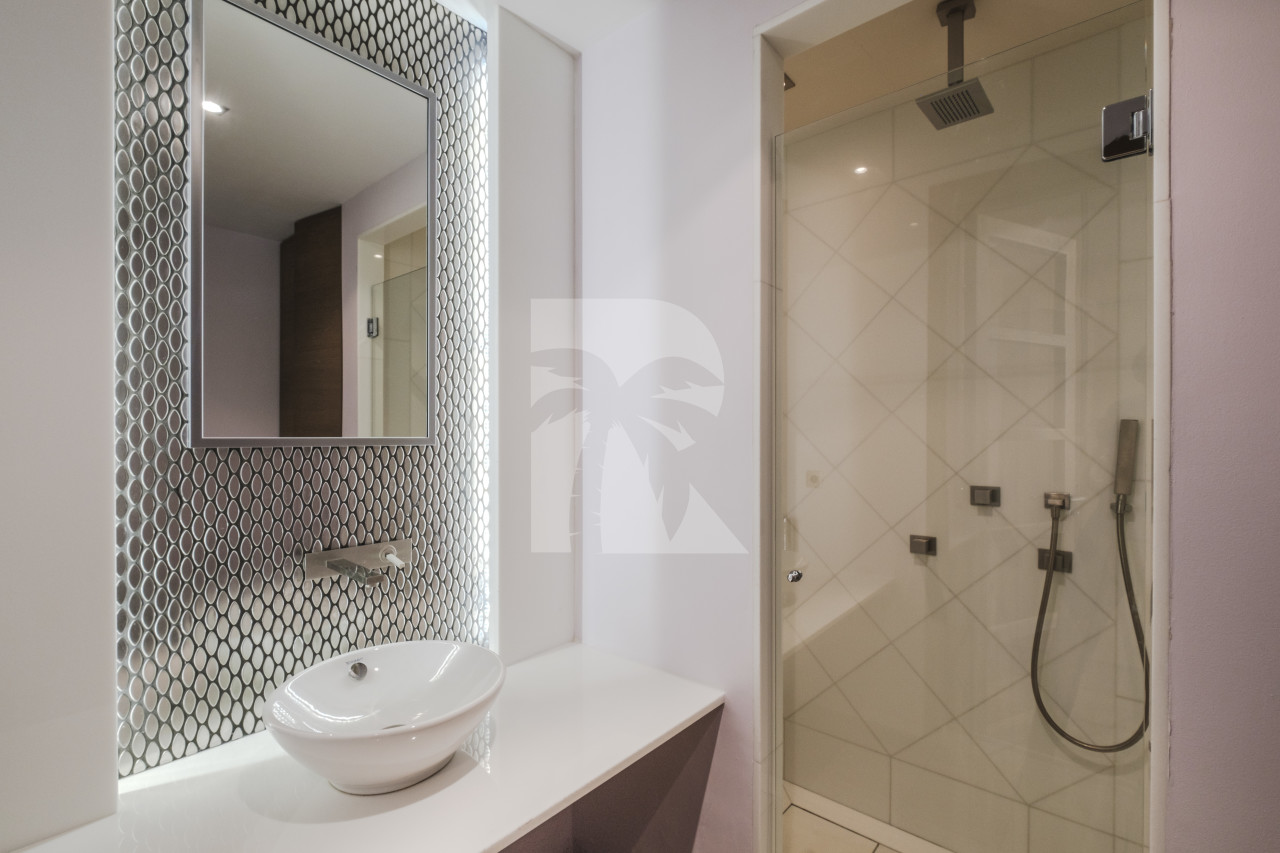 villa in Mougins : Rent Beautiful Stone Property with Parkland and Pool in Mougins - Photo 10
