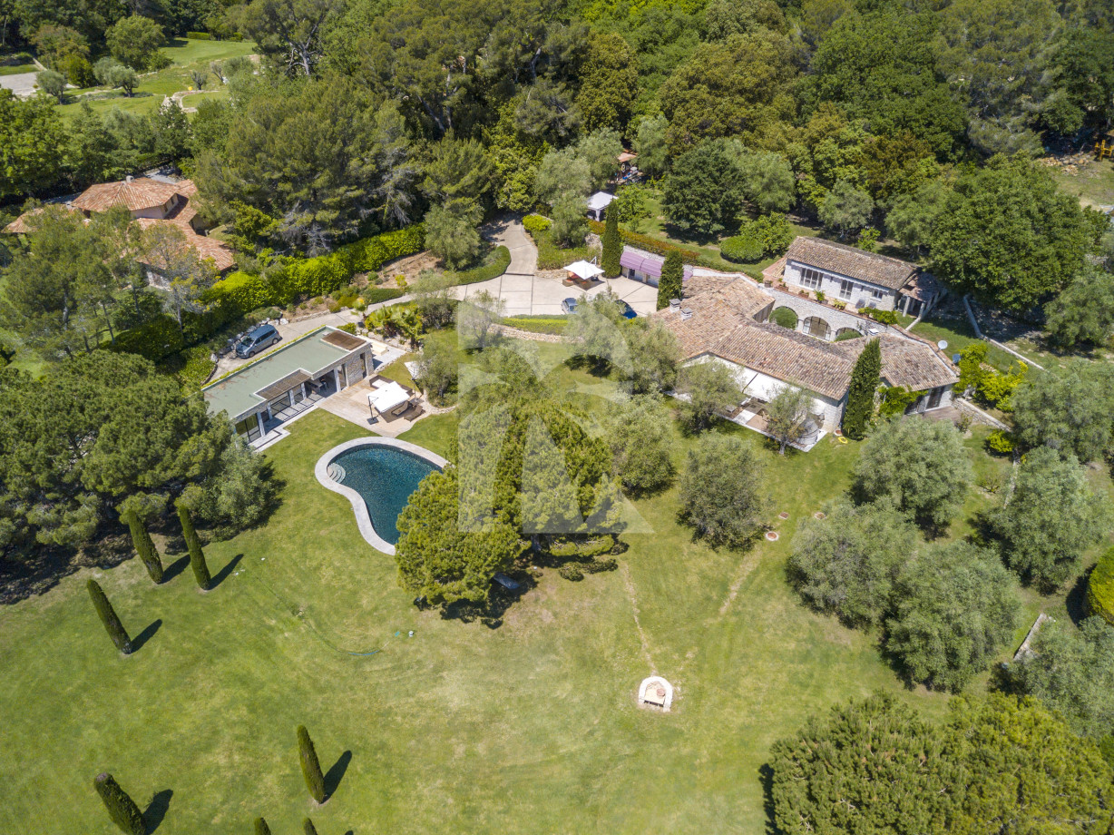 villa in Mougins : Rent Beautiful Stone Property with Parkland and Pool in Mougins - Photo 0