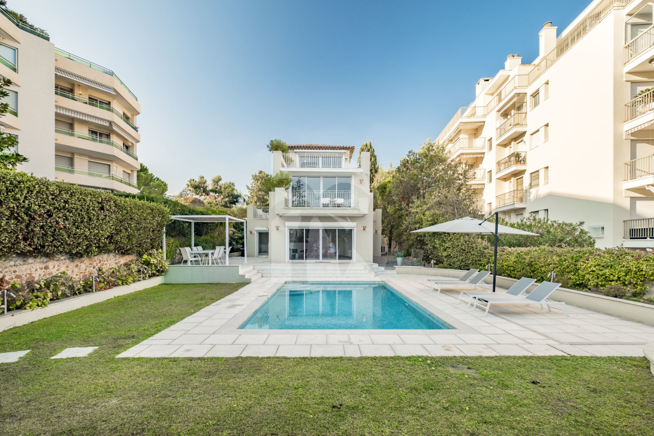 villa in Cannes : Rent incredible 8 bedroom villa a stones throw from the beaches and the Croisette in Cannes with gardens, sea view and pool - Photo 2