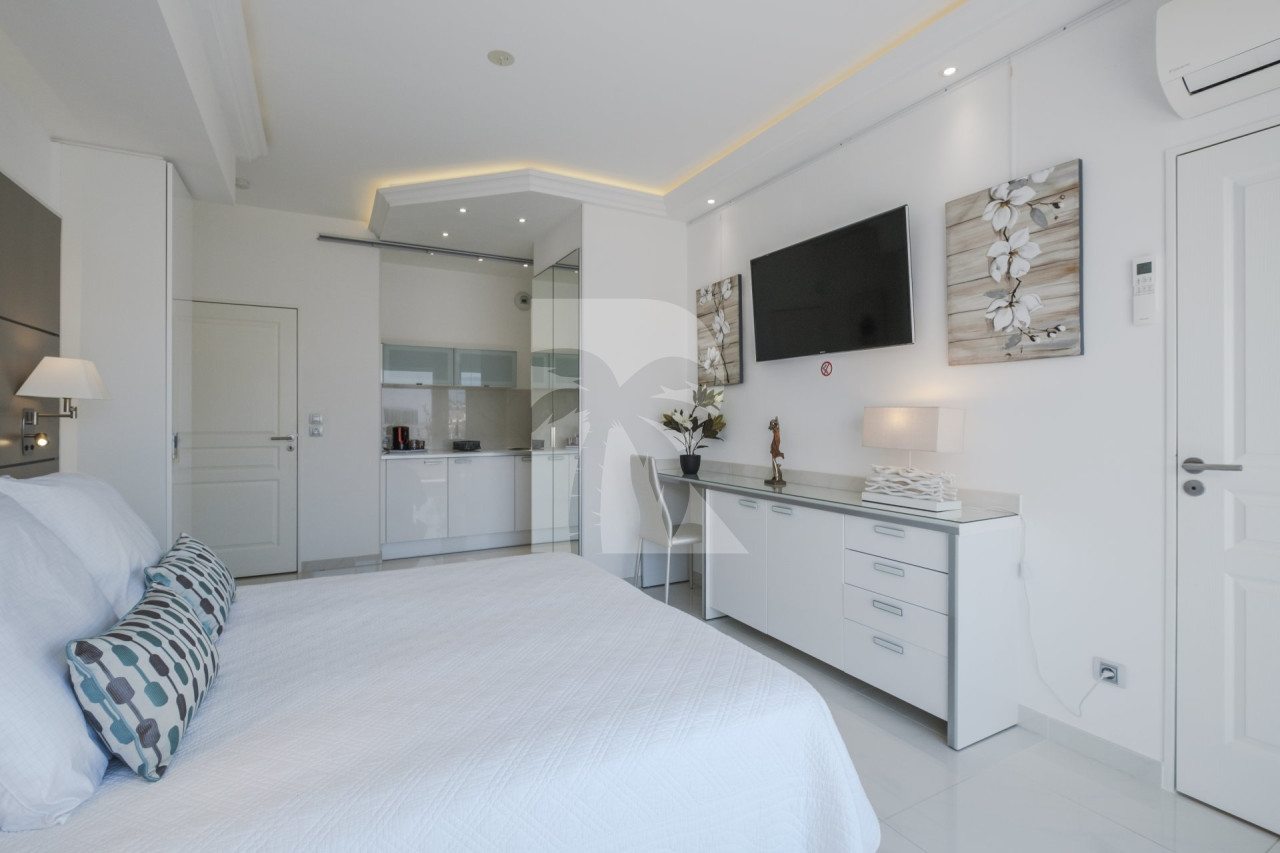 apartment in Cannes : Rent Penthouse in prestigious newly built private Residence a short walk to the rue d'Antibes and the Croisette with huge roof terrace - Photo 8