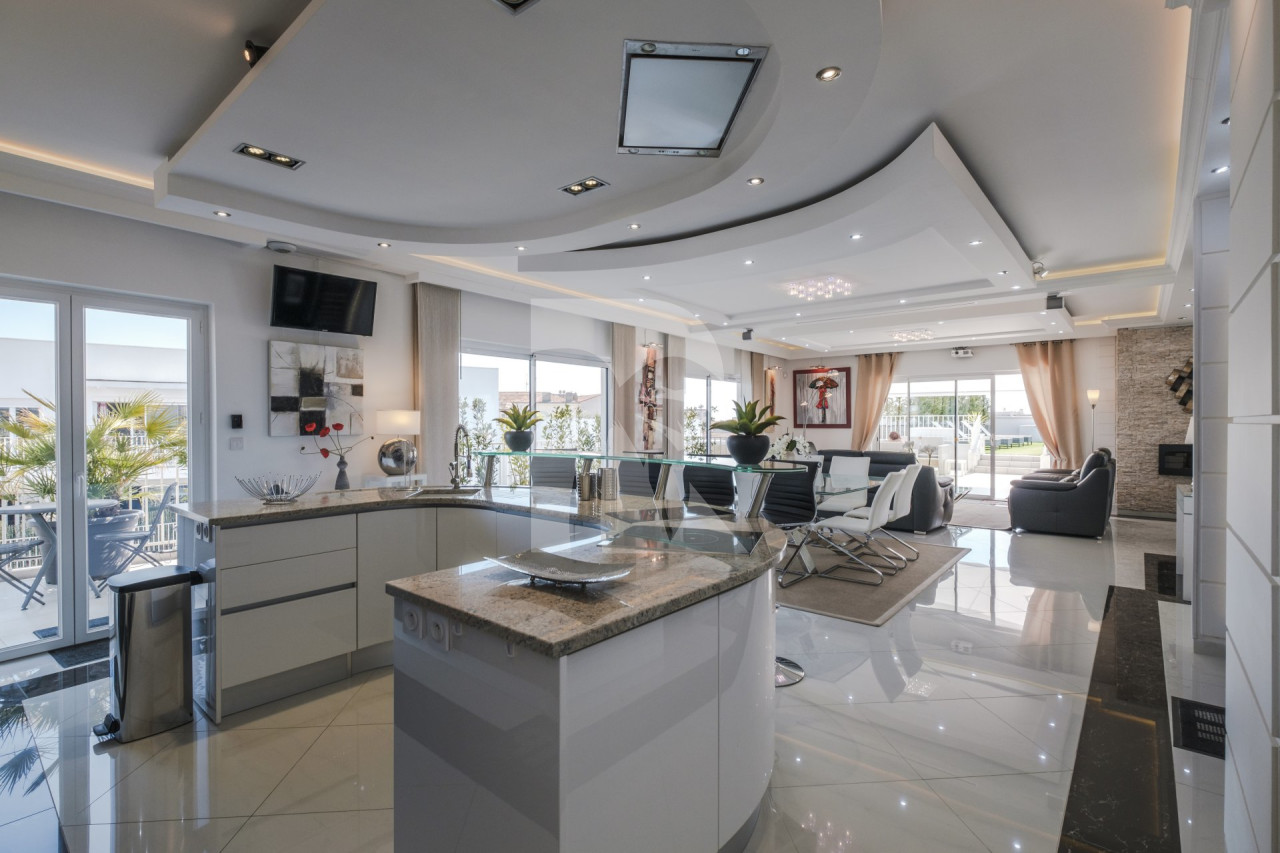 apartment in Cannes : Rent Penthouse in prestigious newly built private Residence a short walk to the rue d'Antibes and the Croisette with huge roof terrace - Photo 4