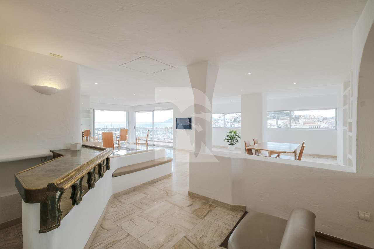 office in Cannes : Rent this huge office / event space located across the street from the Palais with sea view and spacious terrace.  Perfect for banners. - Photo 2