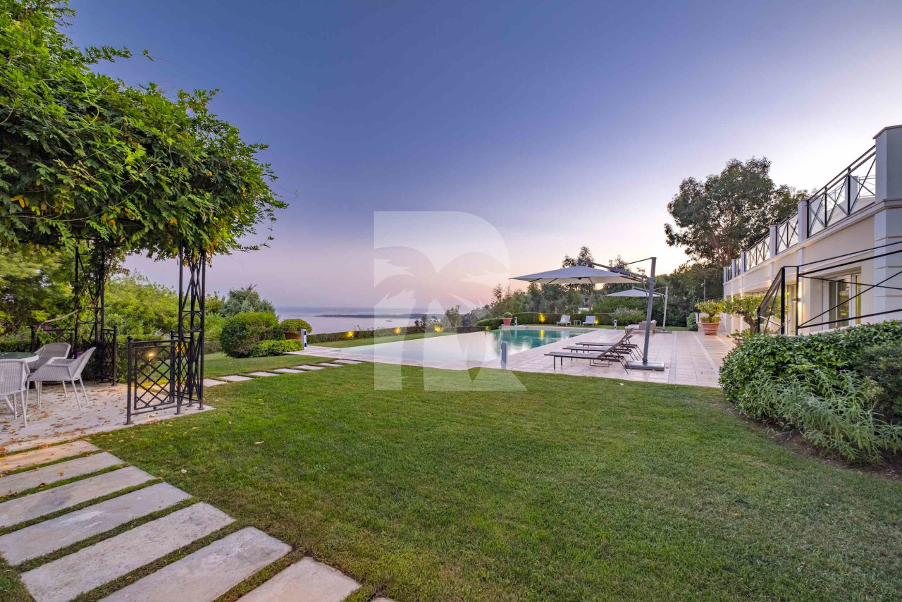 villa in Cannes : Rent Majestic 10 bedroom villa with enormous grounds located in the hills of Cannes - Photo 7