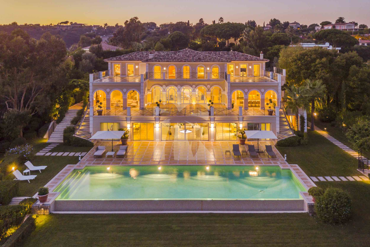 villa in Cannes : Rent Majestic 10 bedroom villa with enormous grounds located in the hills of Cannes - Photo 1