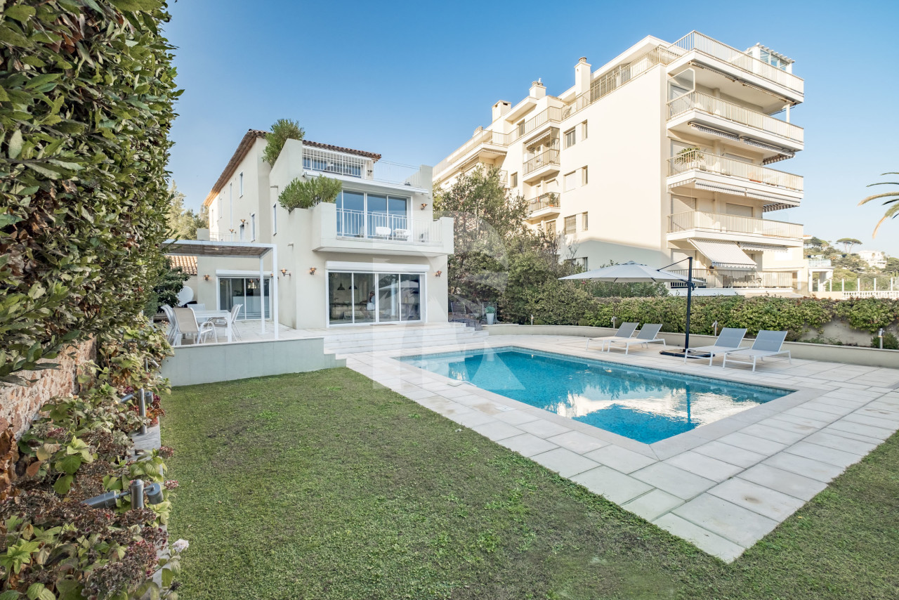 villa in Cannes : Rent incredible 8 bedroom villa a stones throw from the beaches and the Croisette in Cannes with gardens, sea view and pool - Photo 11