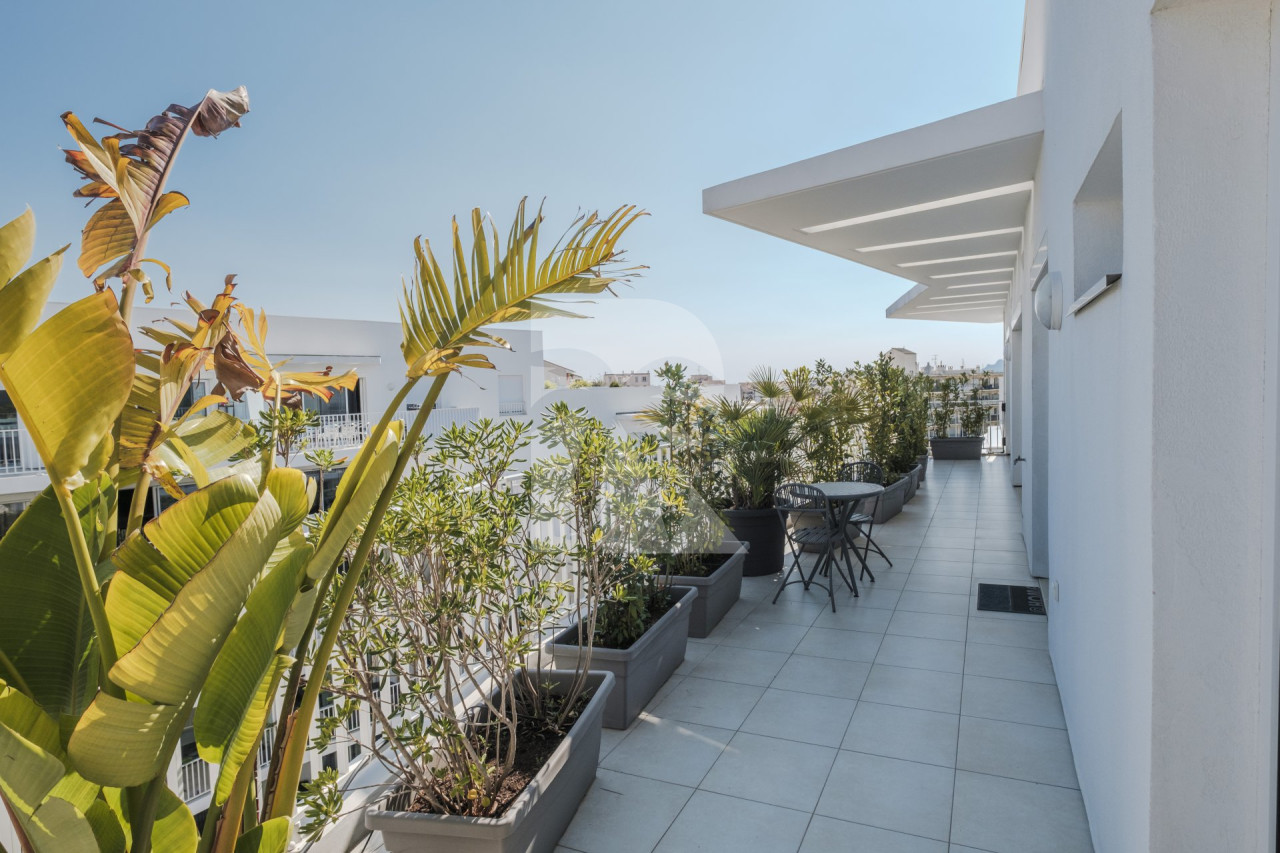 apartment in Cannes : Rent Penthouse in prestigious newly built private Residence a short walk to the rue d'Antibes and the Croisette with huge roof terrace - Photo 12