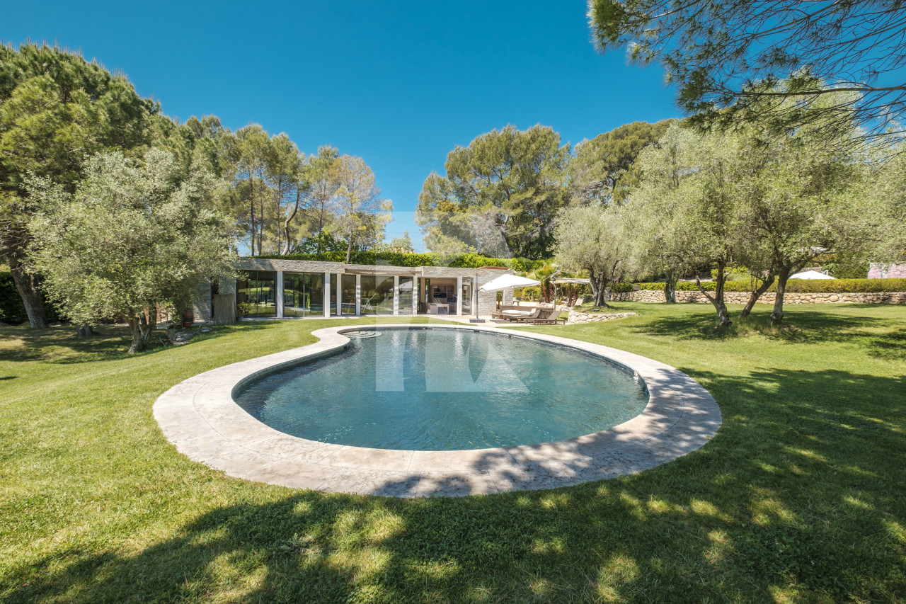 villa in Mougins : Rent Beautiful Stone Property with Parkland and Pool in Mougins - Photo 3