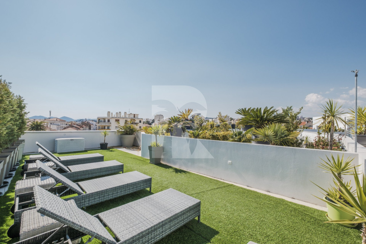 apartment in Cannes : Rent Penthouse in prestigious newly built private Residence a short walk to the rue d'Antibes and the Croisette with huge roof terrace - Photo 2