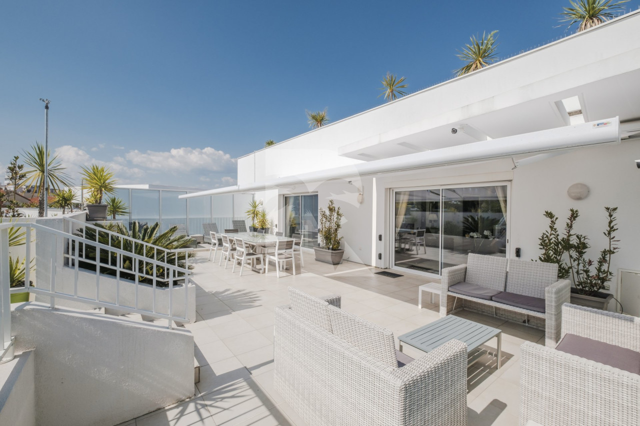 apartment in Cannes : Rent Penthouse in prestigious newly built private Residence a short walk to the rue d'Antibes and the Croisette with huge roof terrace - Photo 1