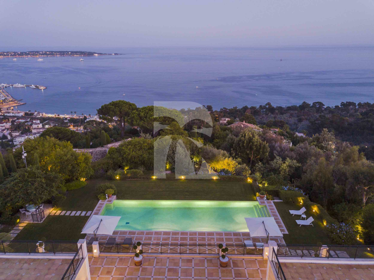 villa in Cannes : Rent Majestic 10 bedroom villa with enormous grounds located in the hills of Cannes - Photo 6