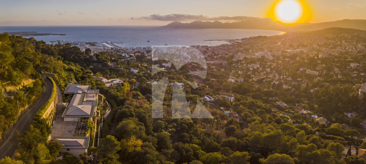 villa in Cannes : Rent Southern Europes most exclusive and stunning villa with 9 bedrooms, panoramic sea views and the height of Luxury - Photo 7