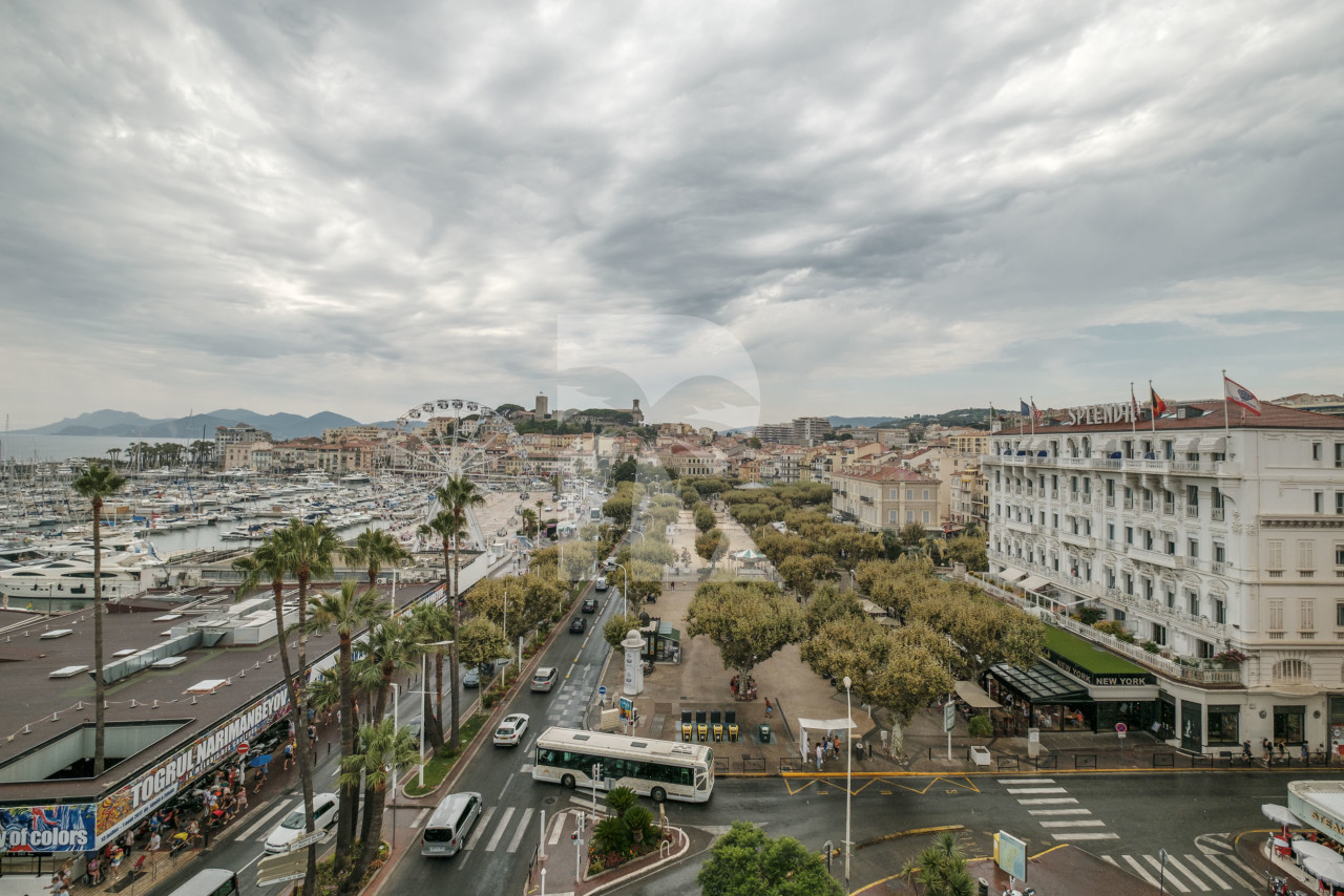 office in Cannes : Rent this huge office / event space located across the street from the Palais with sea view and spacious terrace.  Perfect for banners. - Photo 12