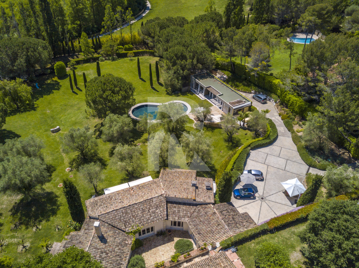 villa in Mougins : Rent Beautiful Stone Property with Parkland and Pool in Mougins - Photo 1