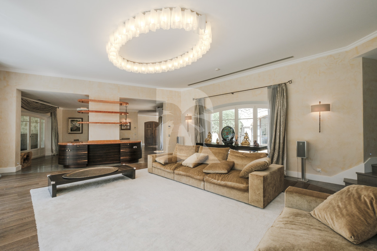 villa in Mougins : Rent Beautiful Stone Property with Parkland and Pool in Mougins - Photo 4