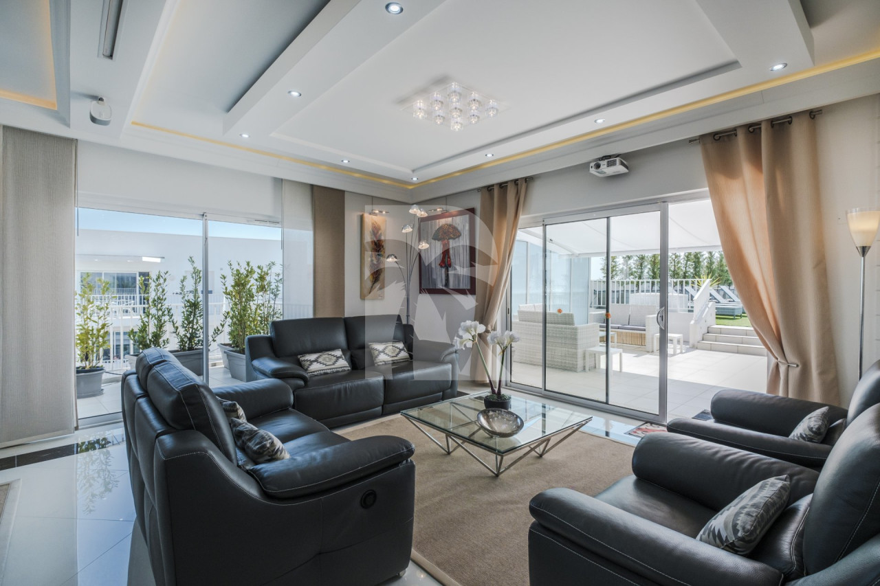 apartment in Cannes : Rent Penthouse in prestigious newly built private Residence a short walk to the rue d'Antibes and the Croisette with huge roof terrace - Photo 3