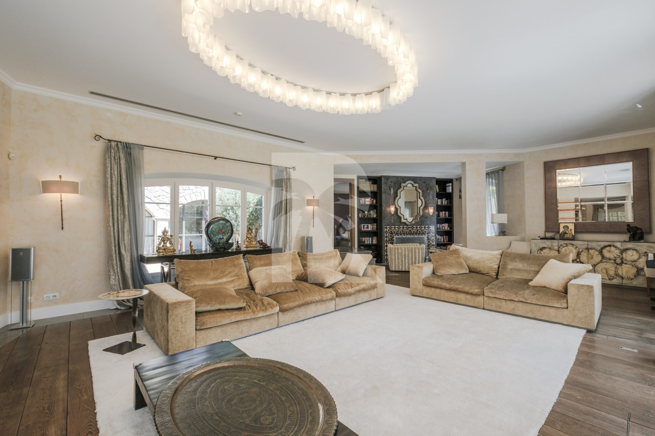 villa in Mougins : Rent Beautiful Stone Property with Parkland and Pool in Mougins - Photo 5