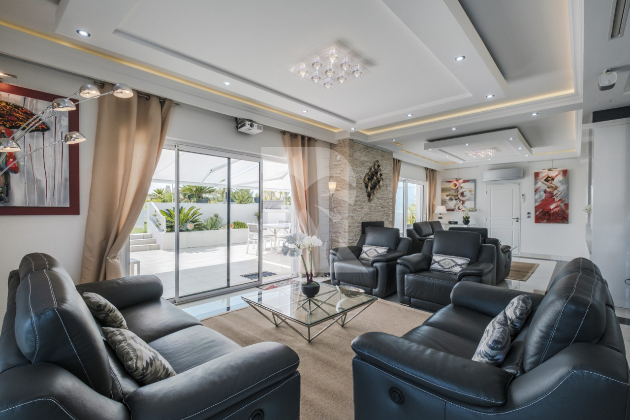 apartment in Cannes : Rent Penthouse in prestigious newly built private Residence a short walk to the rue d'Antibes and the Croisette with huge roof terrace - Photo 11