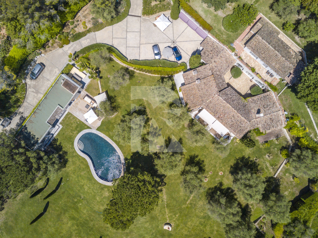 villa in Mougins : Rent Beautiful Stone Property with Parkland and Pool in Mougins - Photo 2
