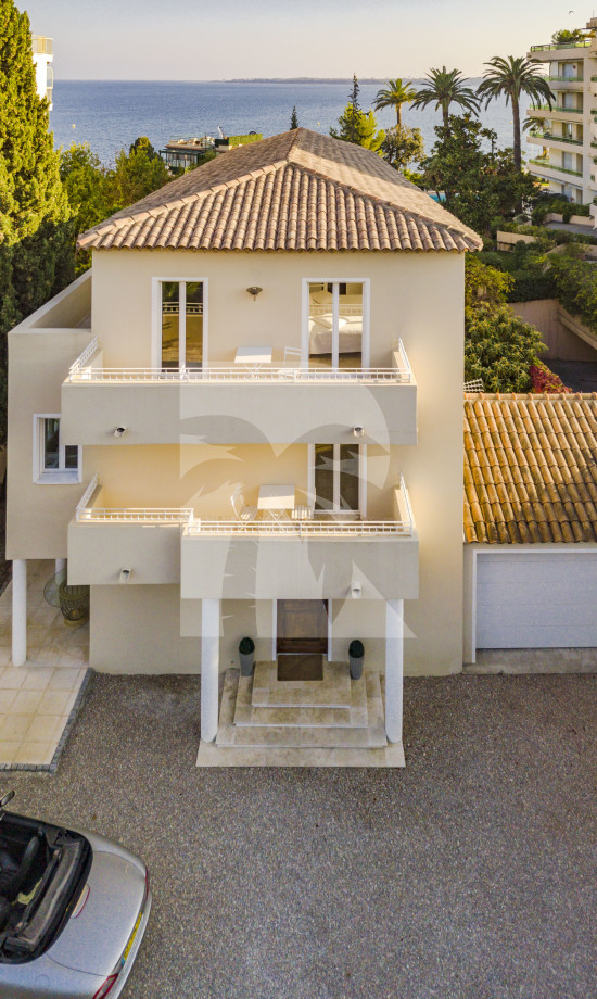 villa in Cannes : Rent incredible 8 bedroom villa a stones throw from the beaches and the Croisette in Cannes with gardens, sea view and pool - Photo 7