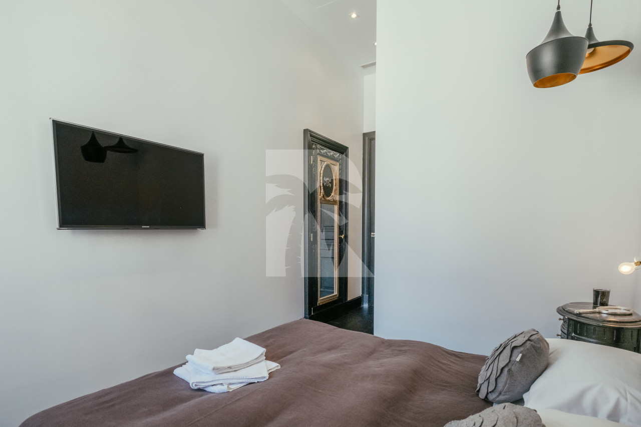 apartment in Cannes : Rent stunning 3 bedroom apartment located in the heart of Cannes across the street from the Palais and the port, close to the beaches of Cannes - Photo 10