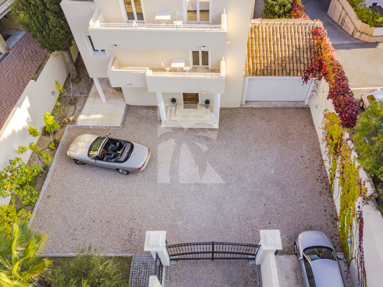 villa in Cannes : Rent incredible 8 bedroom villa a stones throw from the beaches and the Croisette in Cannes with gardens, sea view and pool - Photo 6