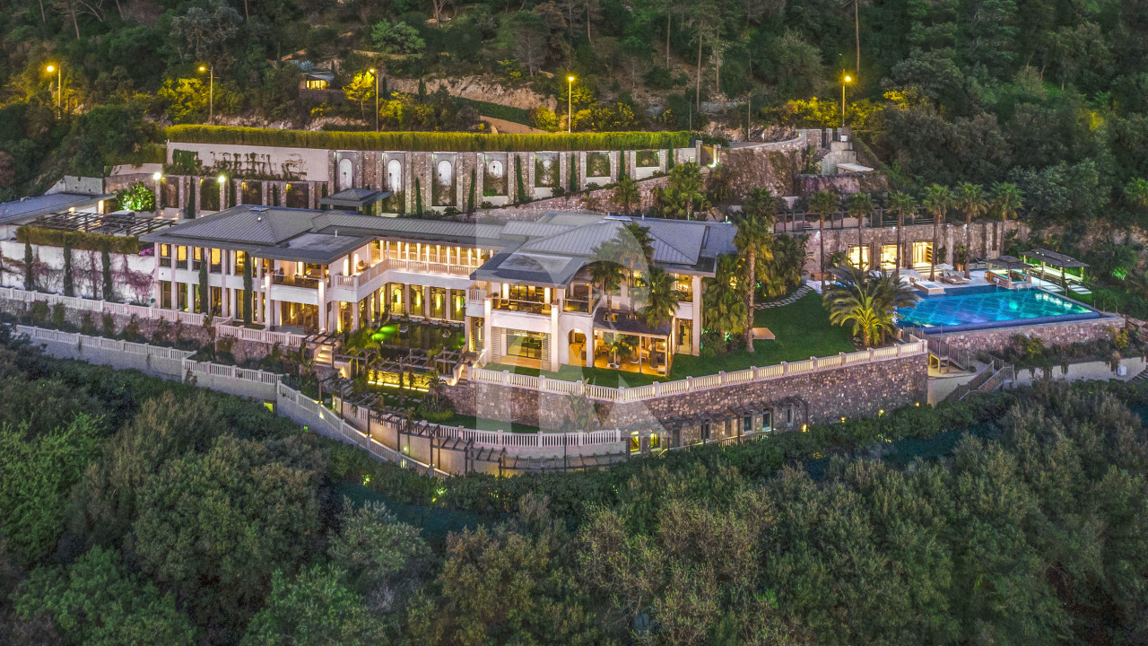 villa in Cannes : Rent Southern Europes most exclusive and stunning villa with 9 bedrooms, panoramic sea views and the height of Luxury - Photo 10