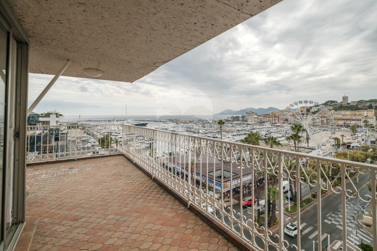 office in Cannes : Rent this huge office / event space located across the street from the Palais with sea view and spacious terrace.  Perfect for banners. - Photo 1