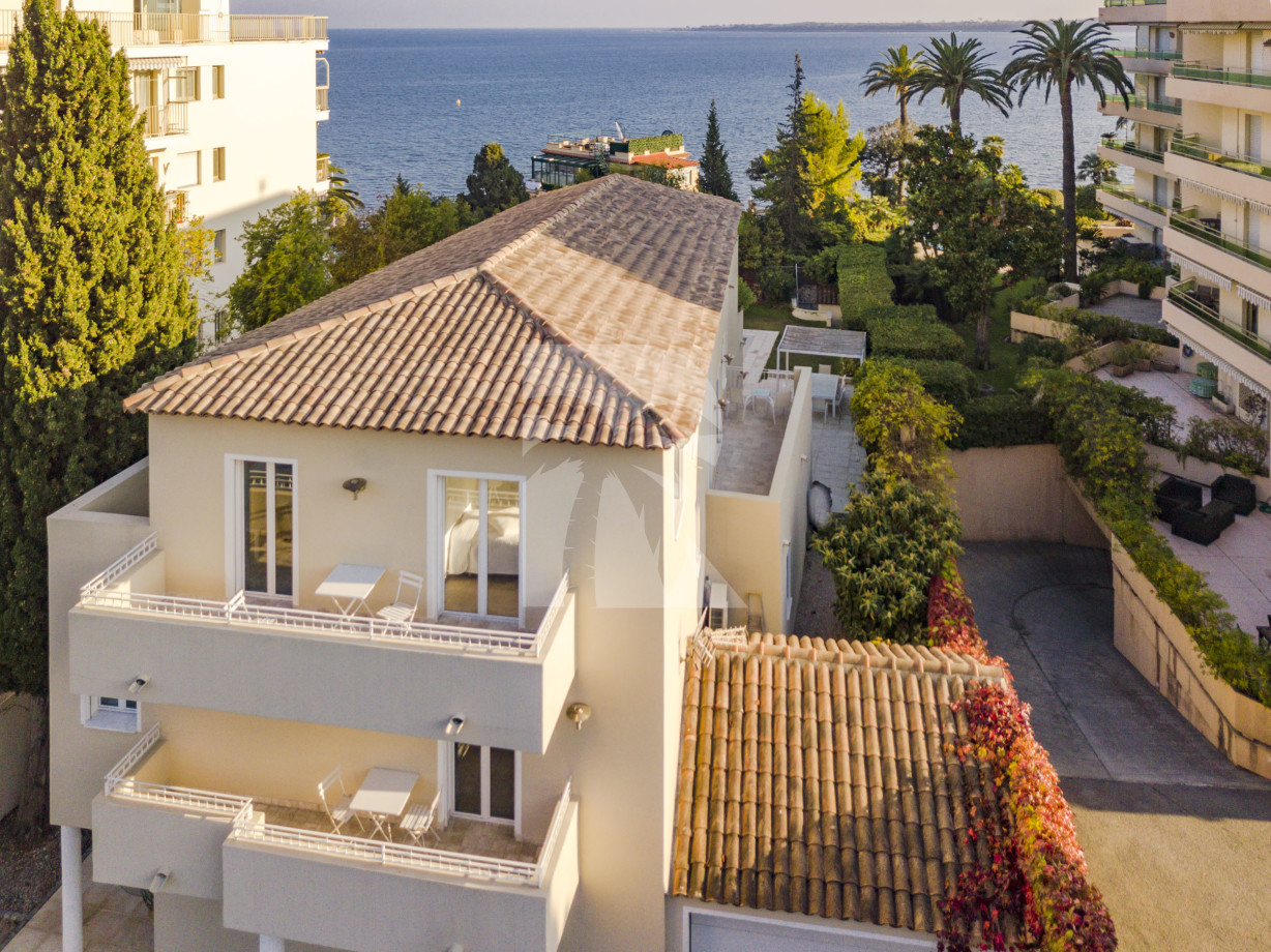 villa in Cannes : Rent incredible 8 bedroom villa a stones throw from the beaches and the Croisette in Cannes with gardens, sea view and pool - Photo 4